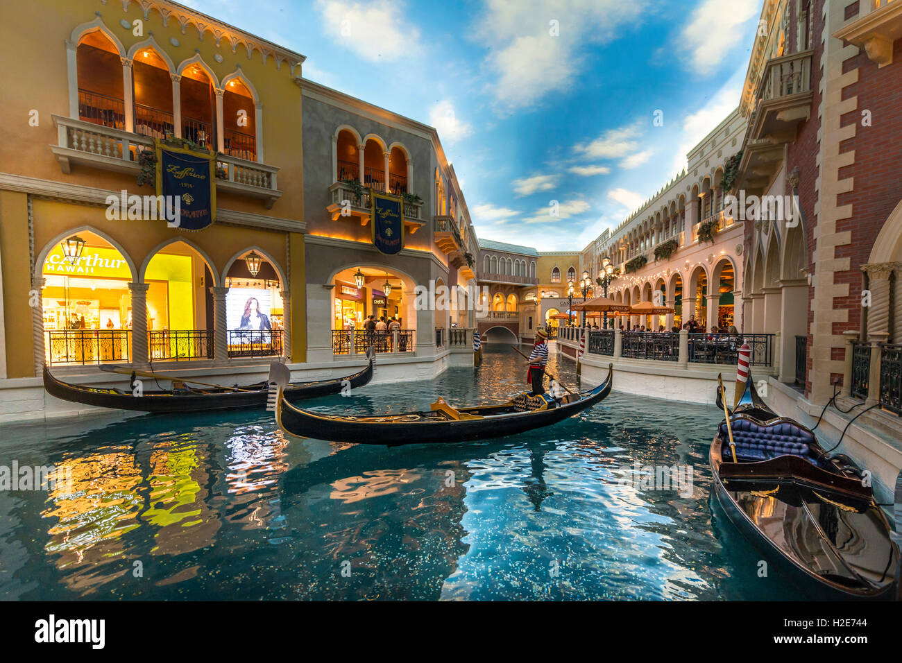 Réplique de Venise, gondoles vénitiennes sur canal, ciel artificiel, le  Venetian Resort Hotel Casino, Las Vegas, Nevada, USA Photo Stock - Alamy