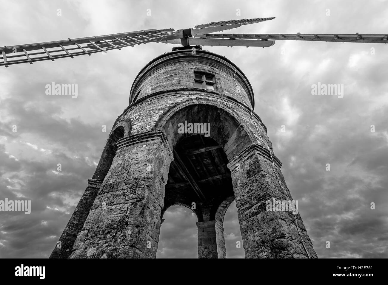 Moulin à vent de Chesterton par en dessous en noir et blanc de standing tall & fier dans un ciel orageux Banque D'Images