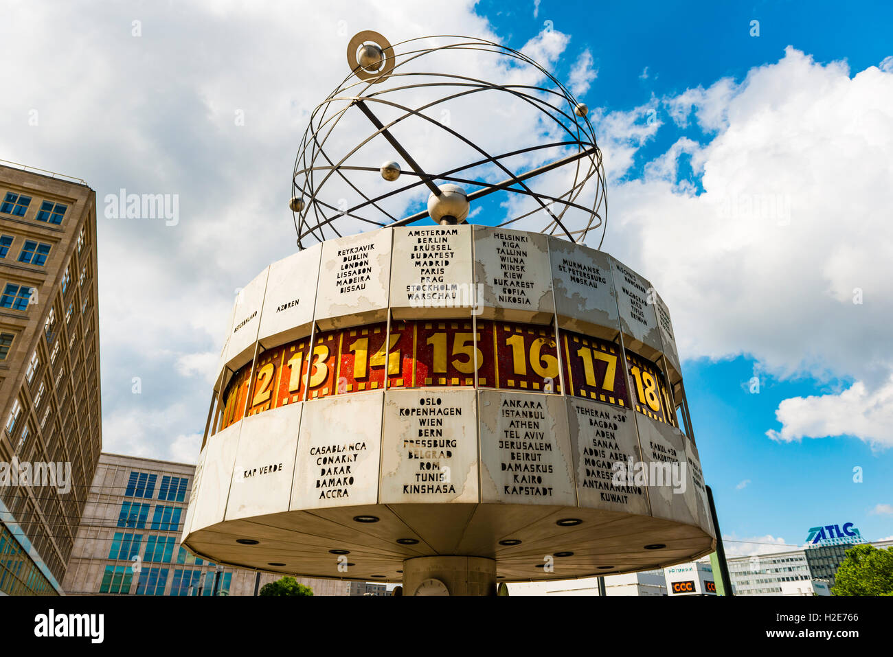 L'Horloge universelle Urania, Alexanderplatz, Berlin-Mitte, Berlin, Allemagne Banque D'Images