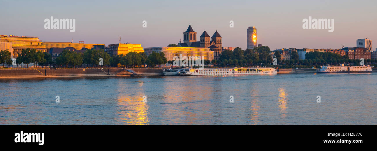 Konrad-Adenauer-Ufer sur le Rhin, l'Institut de recherche économique, l'église St Kunibert, Ringturm derrière, Cologne Banque D'Images