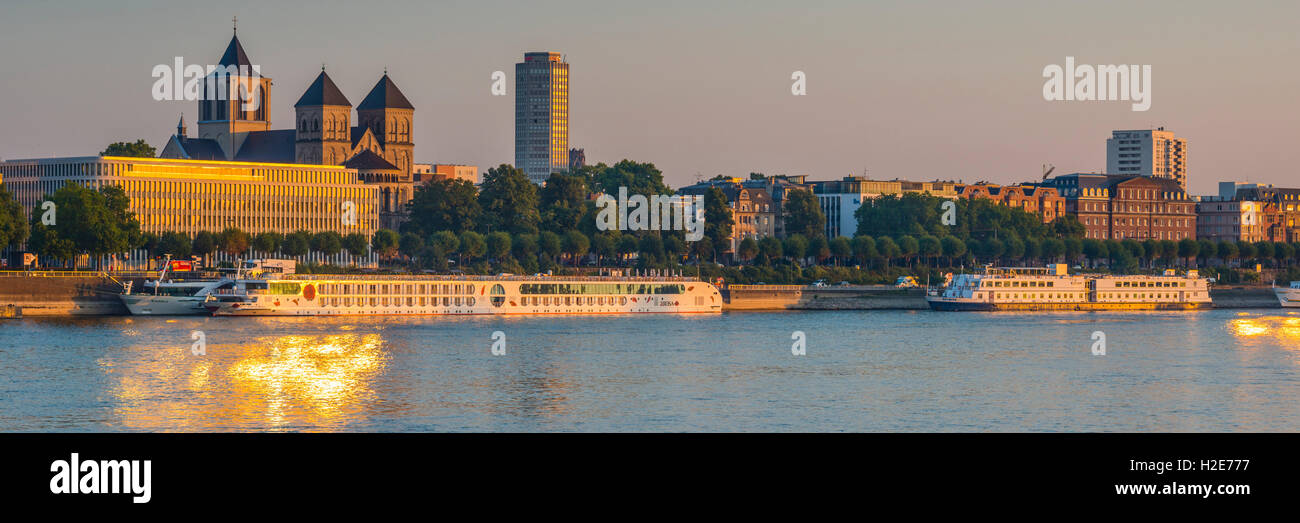 Konrad-Adenauer-Ufer sur le Rhin, l'Institut de recherche économique, l'église St Kunibert, Ringturm derrière, Cologne Banque D'Images