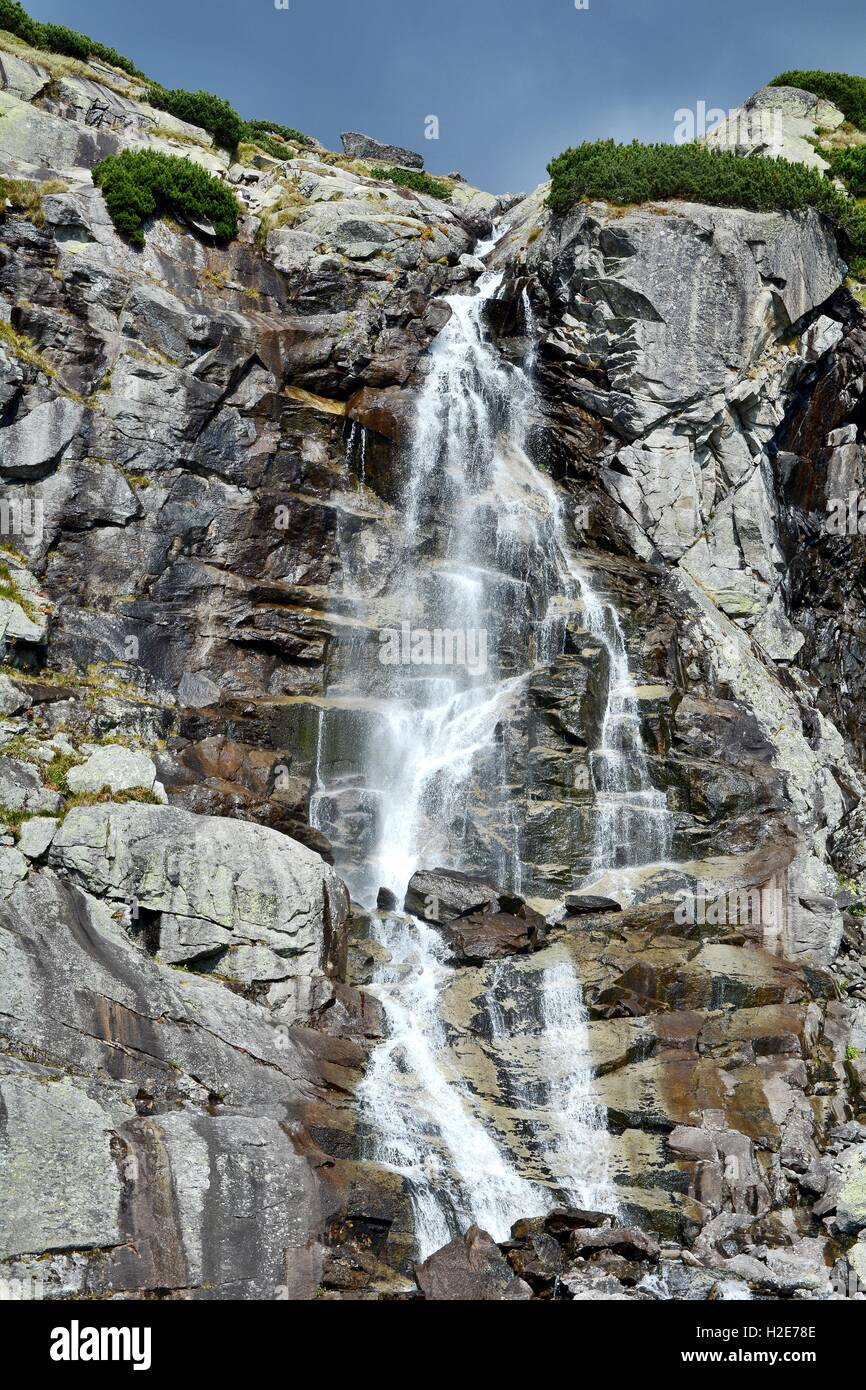 La cascade Skok dans la montagne des Hautes Tatras en Slovaquie. Banque D'Images