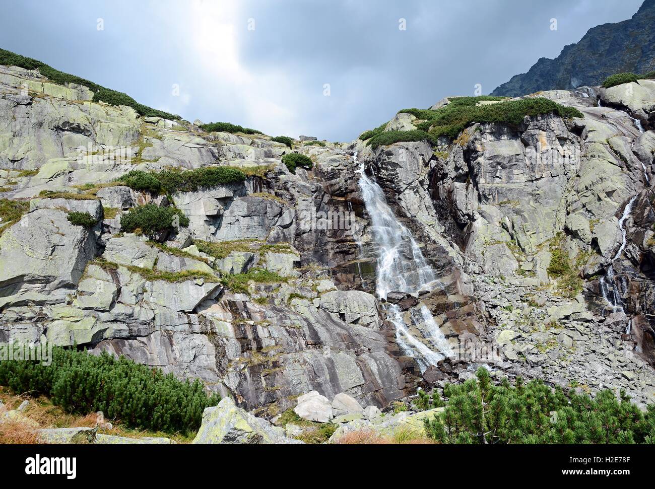 La cascade Skok dans la montagne des Hautes Tatras en Slovaquie. Banque D'Images
