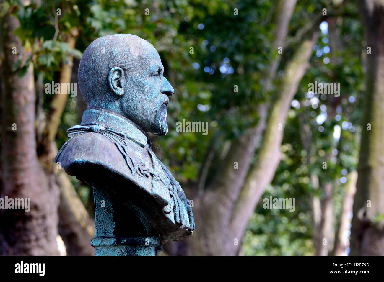 Londres, Angleterre, Royaume-Uni. Buste du roi Édouard VII à Mile End Road, Whitechapel. Inscription sur le socle : Edward VII "La paix a... Banque D'Images