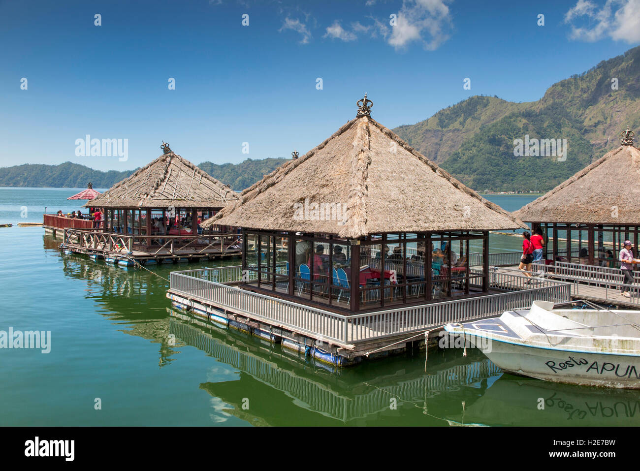 L'INDONÉSIE, Bali, Kedisan, hôtel flottant sur Gunung Batur le lac du  cratère intérieur, les clients dans les salles à manger de ponton Photo  Stock - Alamy