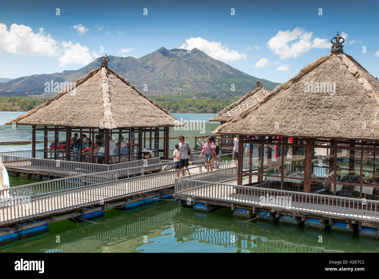 L'INDONÉSIE, Bali, Kedisan, hôtel flottant sur Gunung Batur le lac du cratère intérieur, les clients dans les salles à manger de ponton Banque D'Images