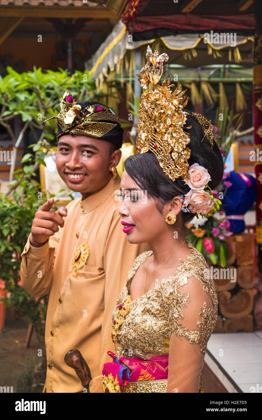 L'INDONÉSIE, Bali, Susut, époux et épouse posant pour réception de mariage photos Banque D'Images