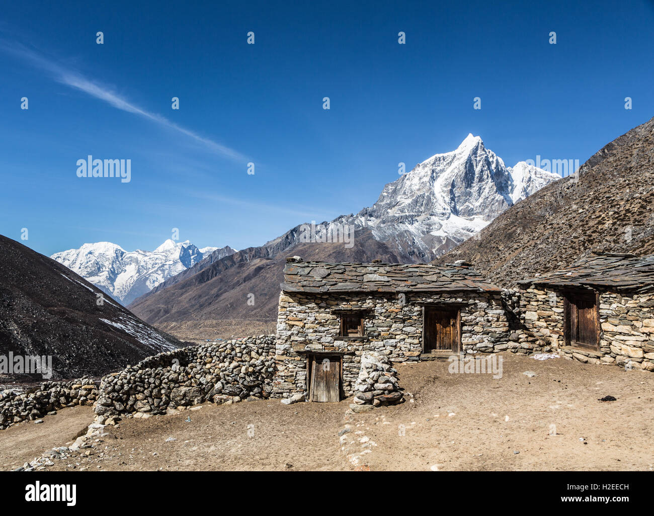 Un berger maison dans la vallée de Chukung à distance près de la Dingboche village dans la région de Khumbu au Népal, près de l'Everest Banque D'Images