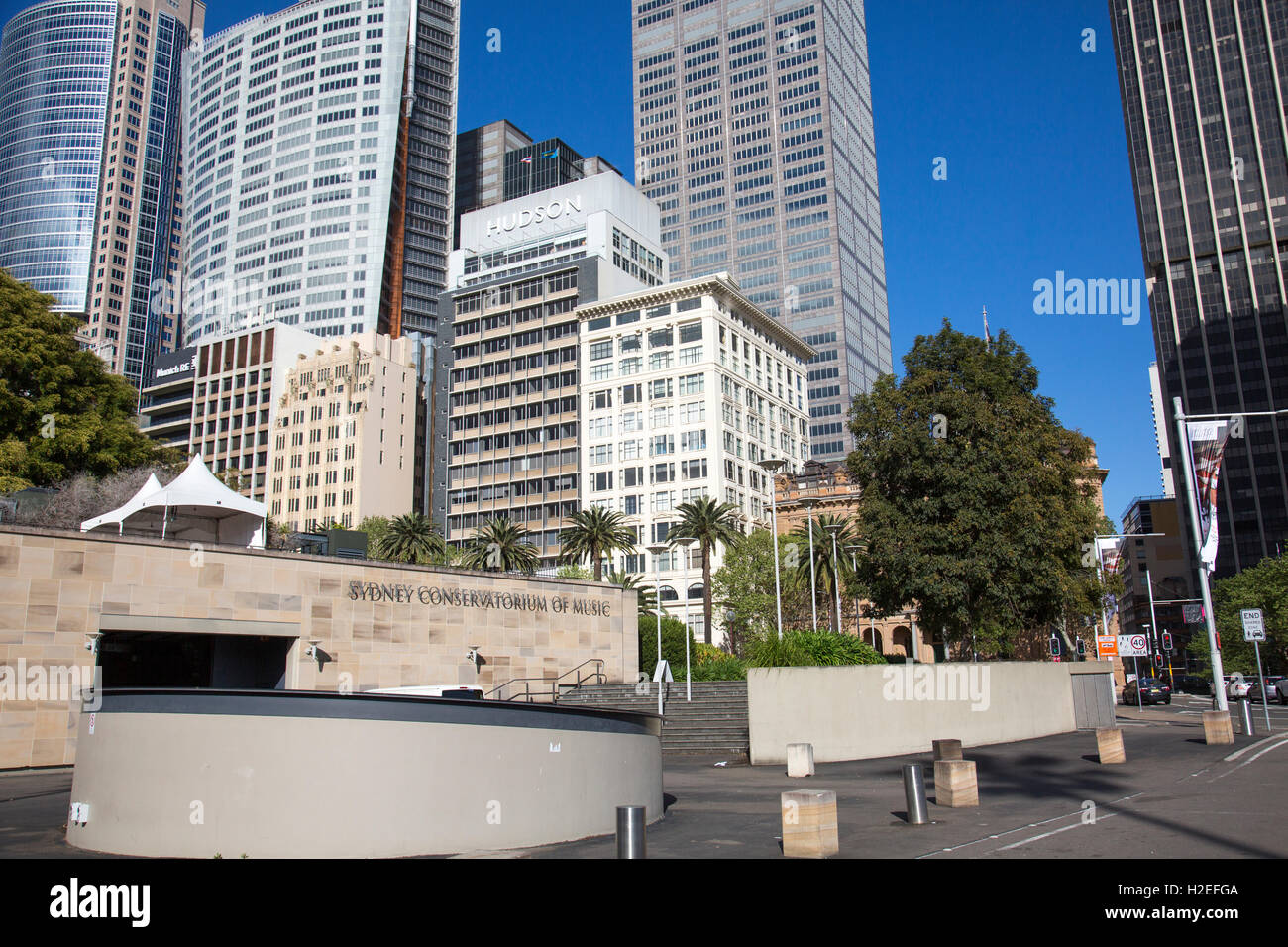 Sydney Conservatorium of Music dans le centre-ville,Sydney, Australie avec le célèbre gratte-ciel y compris aurora place derrière Banque D'Images