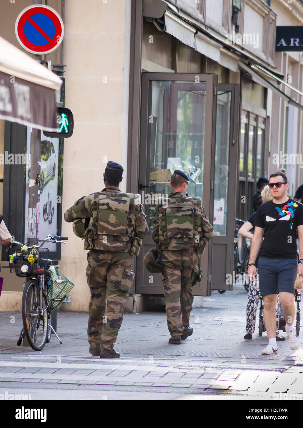 Les civils des soldats de l'Eurocorps rencontre sur la patrouille anti-terroristes, rue des Dominicains, Nancy, Meurthe et Moselle (Grand Est), France Banque D'Images