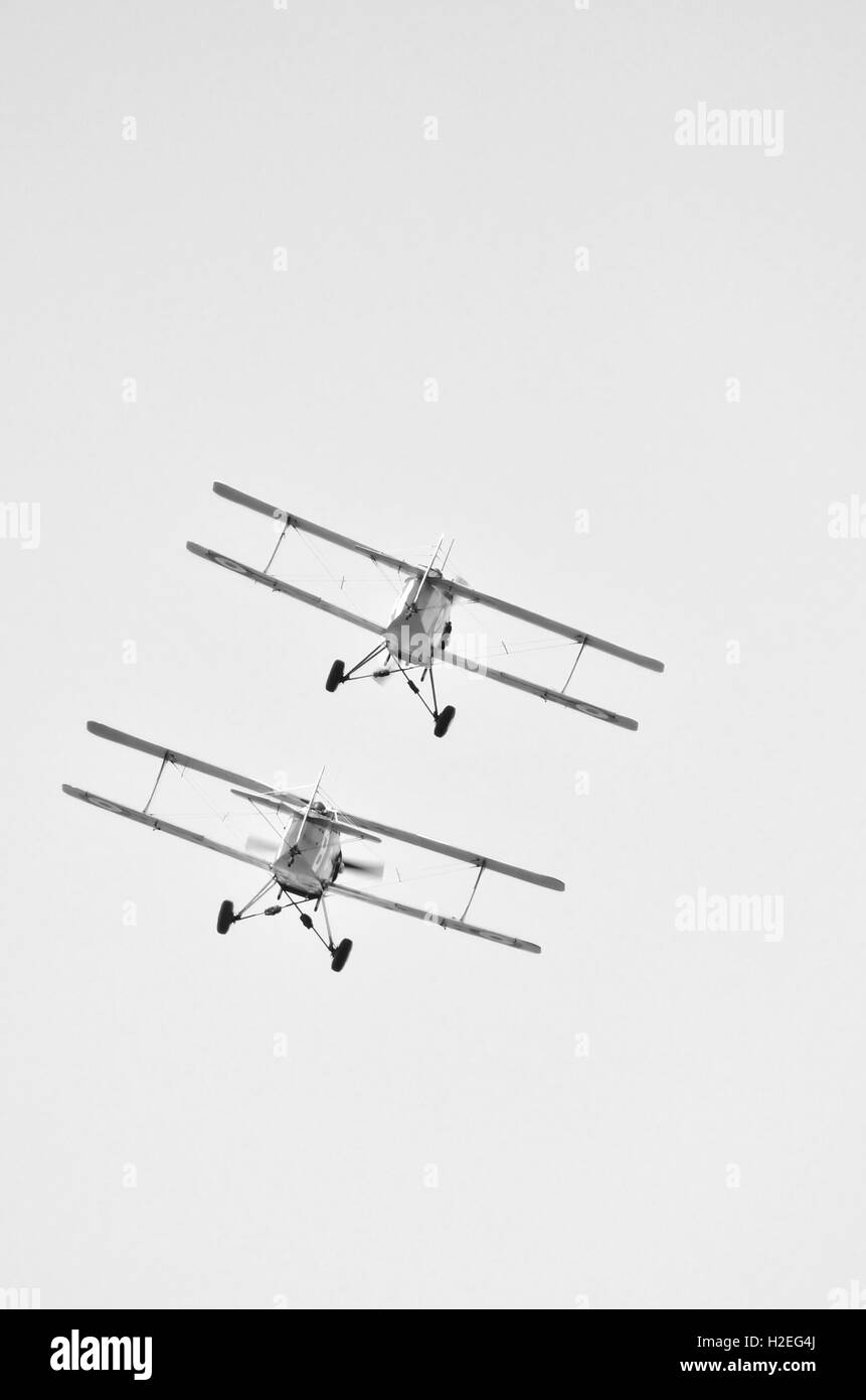 Biplan en vol au cours d'un spectacle aérien Banque D'Images