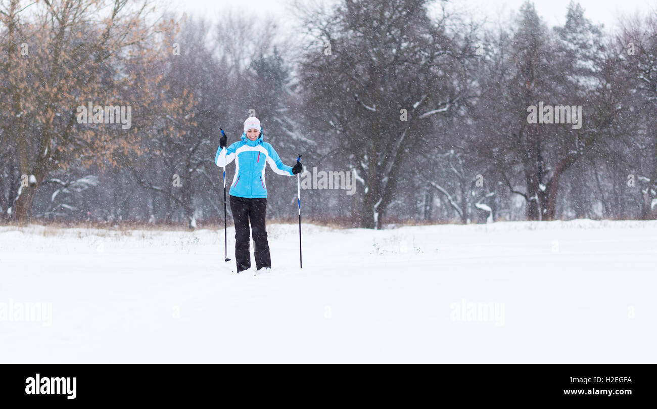 Jeune femme athlétique debout avec des bâtons de ski de Winter Park. Banque D'Images