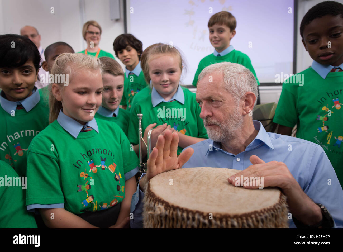 Leader du travail Jeremy Corbyn, lors d'une visite à l'école primaire de foi à Liverpool, où il a rencontré les enfants prenant part à l'harmonie dans le projet, qui est soutenu par le Royal Liverpool Philharmonic Orchestra et l'école aide les enfants à apprendre à jouer des instruments de musique. Banque D'Images