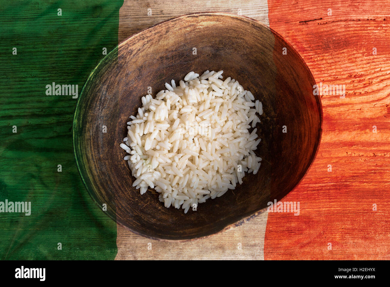 Concept de la pauvreté, bol de riz avec drapeau mexicain sur fond de bois Banque D'Images