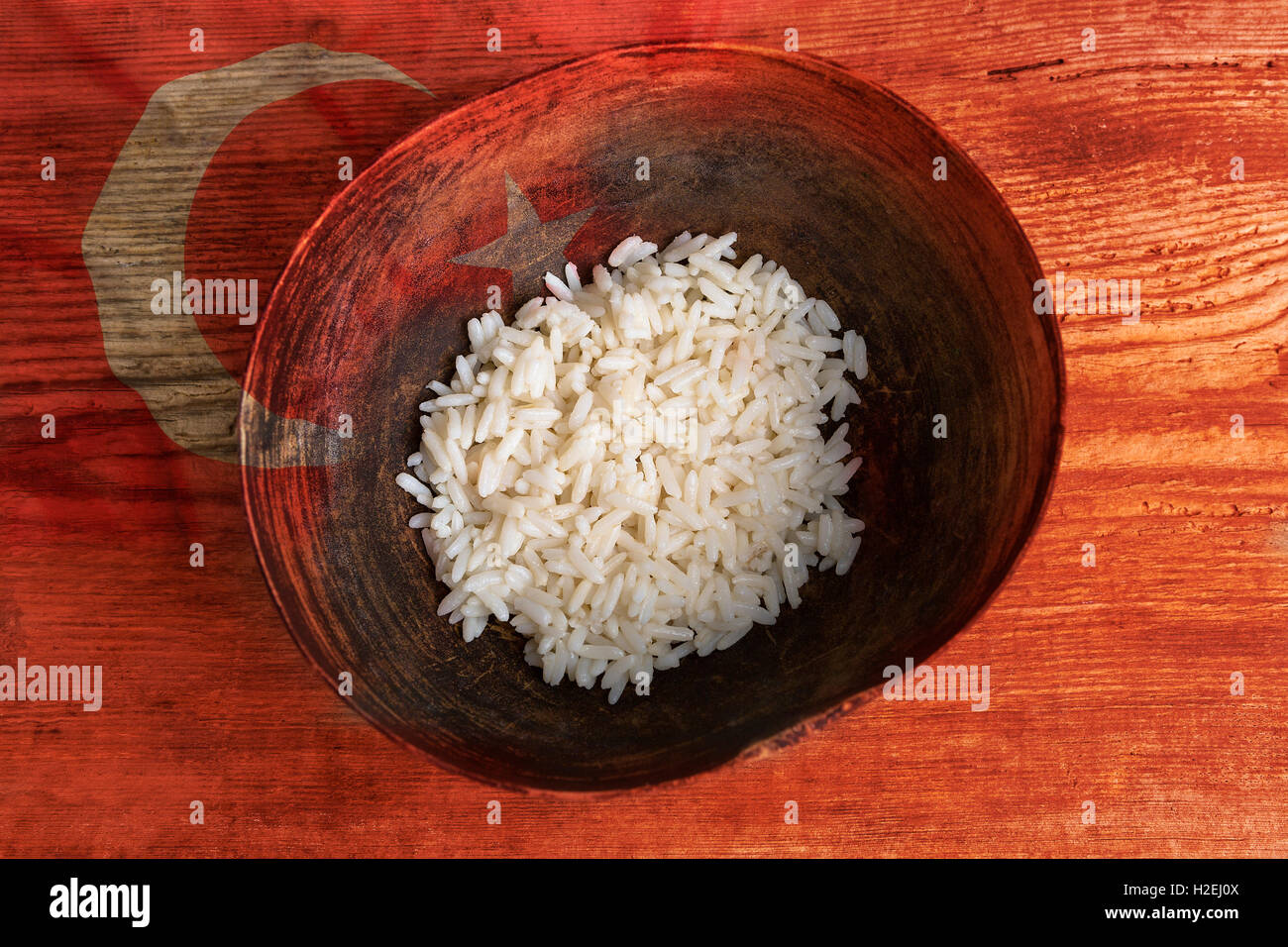 Concept de la pauvreté, bol de riz avec drapeau turc sur fond de bois Banque D'Images