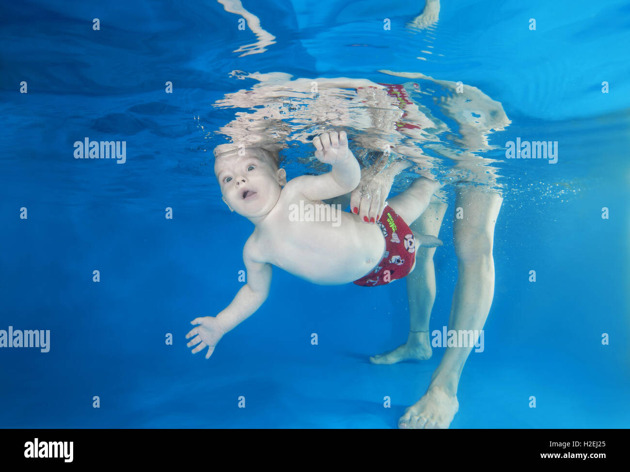 5 Mois Bebe Garcon Apprendre A Nager Sous L Eau En Classe Waterbaby Dans La Piscine Photo Stock Alamy