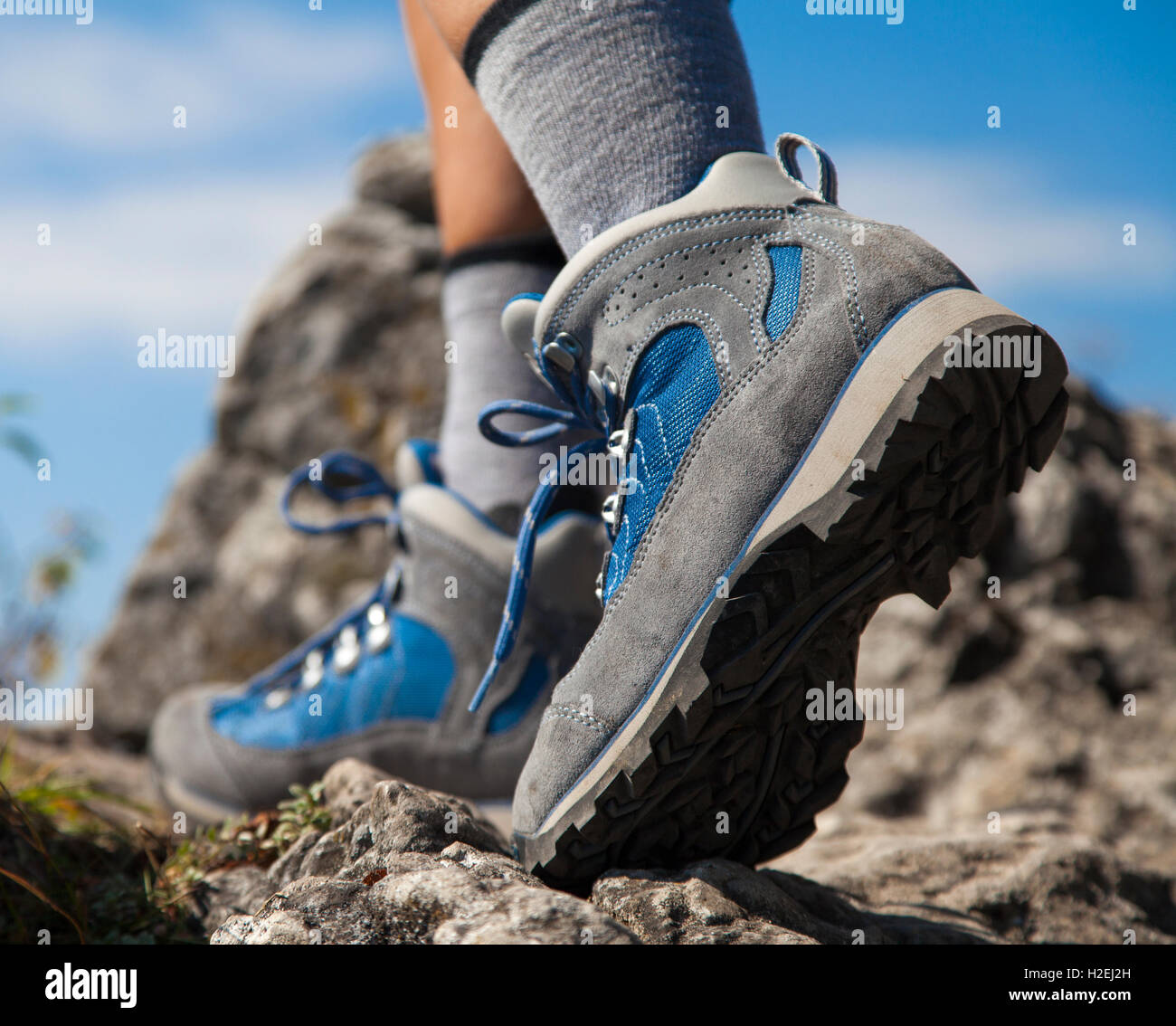 Close up de bottes de randonnée et escalade jambes jusqu'sentier rocheux Banque D'Images