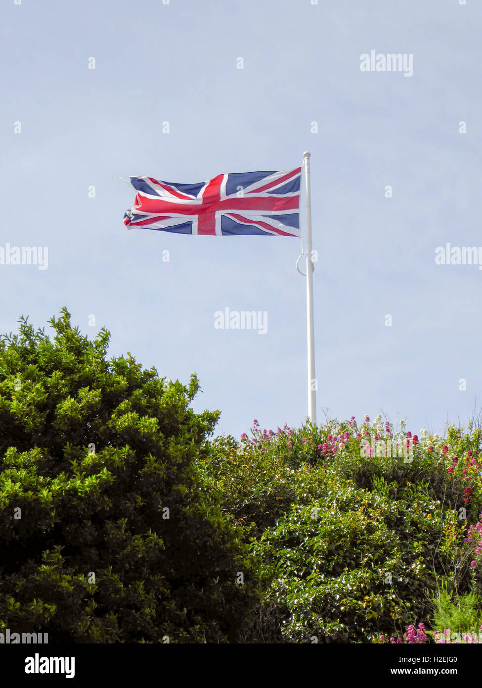 Union Jack flag flying sur un fond de ciel bleu Banque D'Images