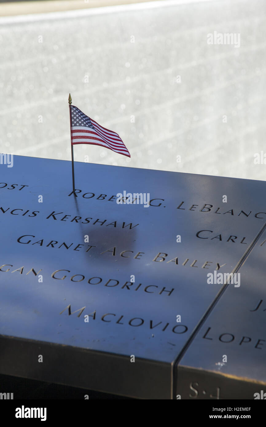 Noms de ceux perdus lors de l'attaque 911 au World Trade Center sur le bord de la piscines du reflet 911 Memorial à Manhattan. NYC Banque D'Images