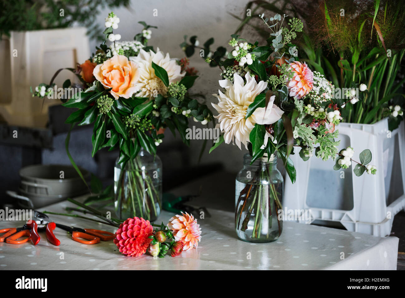 Des arrangements de fleurs biologiques. Bouquet attachés à la main. Banque D'Images