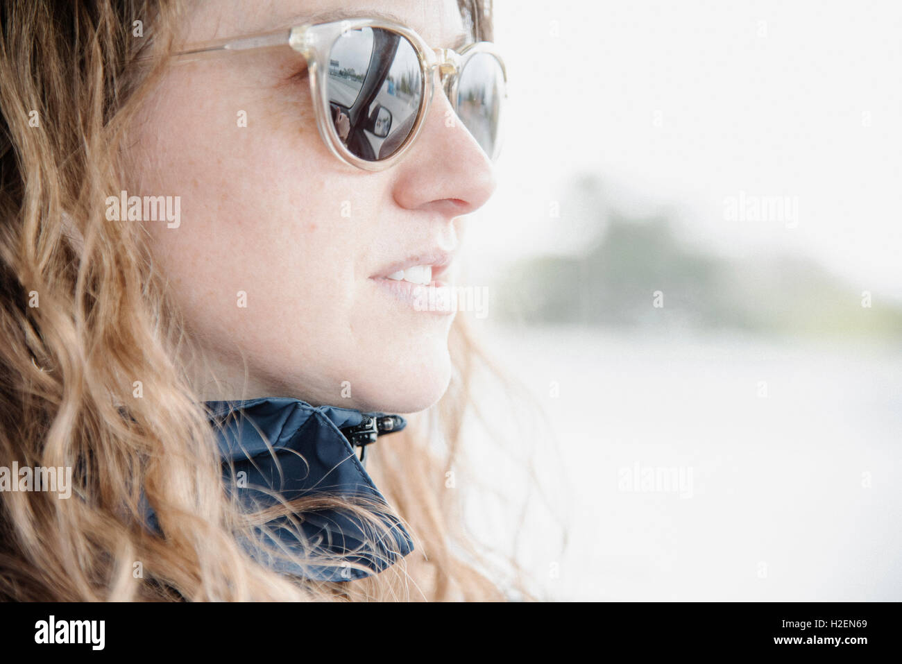 Femme en lunettes de soleil. Portrait. Banque D'Images