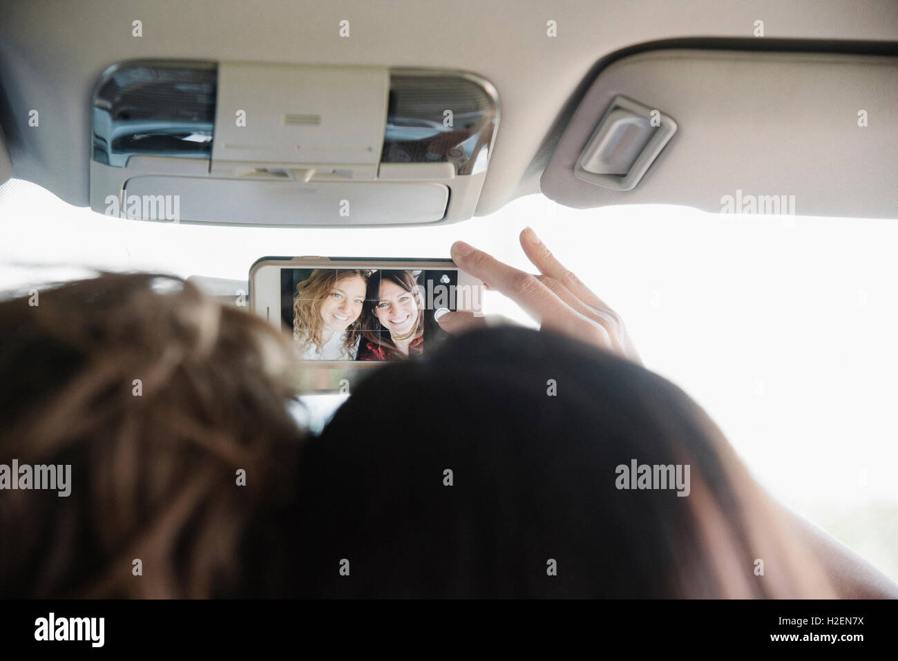 Deux femmes dans une voiture sur un voyage par la route en prenant un. selfies Banque D'Images