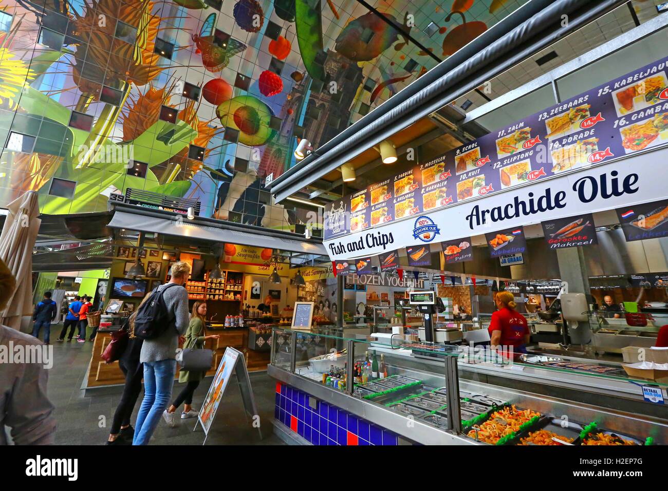 Rotterdam. Sep 21, 2016. Photo prise le 21 septembre 2016 montre l'intérieur du marché alimentaire intérieur Markthal à Rotterdam, aux Pays-Bas. Le marché couvert est situé dans le centre-ville de Rotterdam, le toit de qui a la forme d'un arc de 228 appartements. Cette combinaison de marché et le logement est le premier du genre, ce qui en fait une première mondiale. L'intérieur de l'ARC porte le plus grand art de la France : la Corne d'Abondance. © Gong Bing/Xinhua/Alamy Live News Banque D'Images