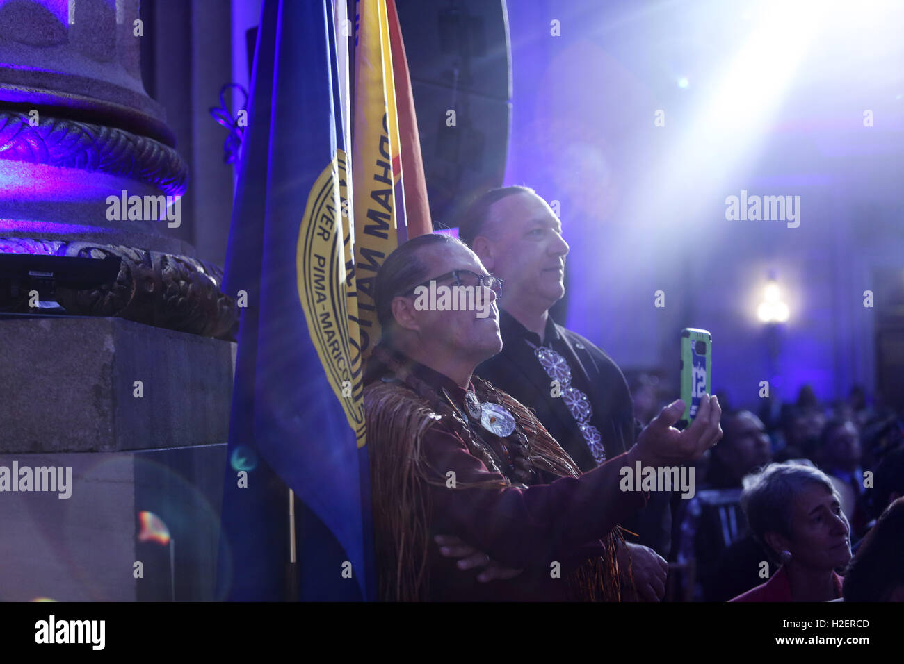 Washington, District de Columbia, Etats-Unis. 26 Sep, 2016. Vous pourrez écouter le président américain Barack Obama s'exprime à la Maison Blanche 2016 Tribal Nations Conférence à l'Auditorium Andrew W., le 26 septembre 2016, Washington, DC. La conférence offre aux chefs de tribus avec possibilité d'interagir directement avec les fonctionnaires fédéraux et les membres de la conseil de la Maison Blanche sur les affaires étrangères. Credit : Aude Guerrucci/Piscine via CNP Crédit : Aude Guerrucci/CNP/ZUMA/Alamy Fil Live News Banque D'Images