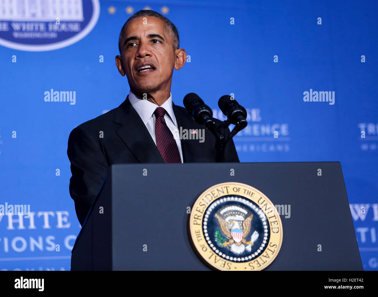 Le président américain Barack Obama s'exprime à la Maison Blanche 2016 Tribal Nations Conférence à l'Auditorium Andrew W., le 26 septembre 2016, Washington, DC. La conférence offre aux chefs de tribus avec possibilité d'interagir directement avec les fonctionnaires fédéraux et les membres de la conseil de la Maison Blanche sur les affaires étrangères. Credit : Aude Guerrucci/Piscine via CNP - AUCUN FIL SERVICE - Banque D'Images