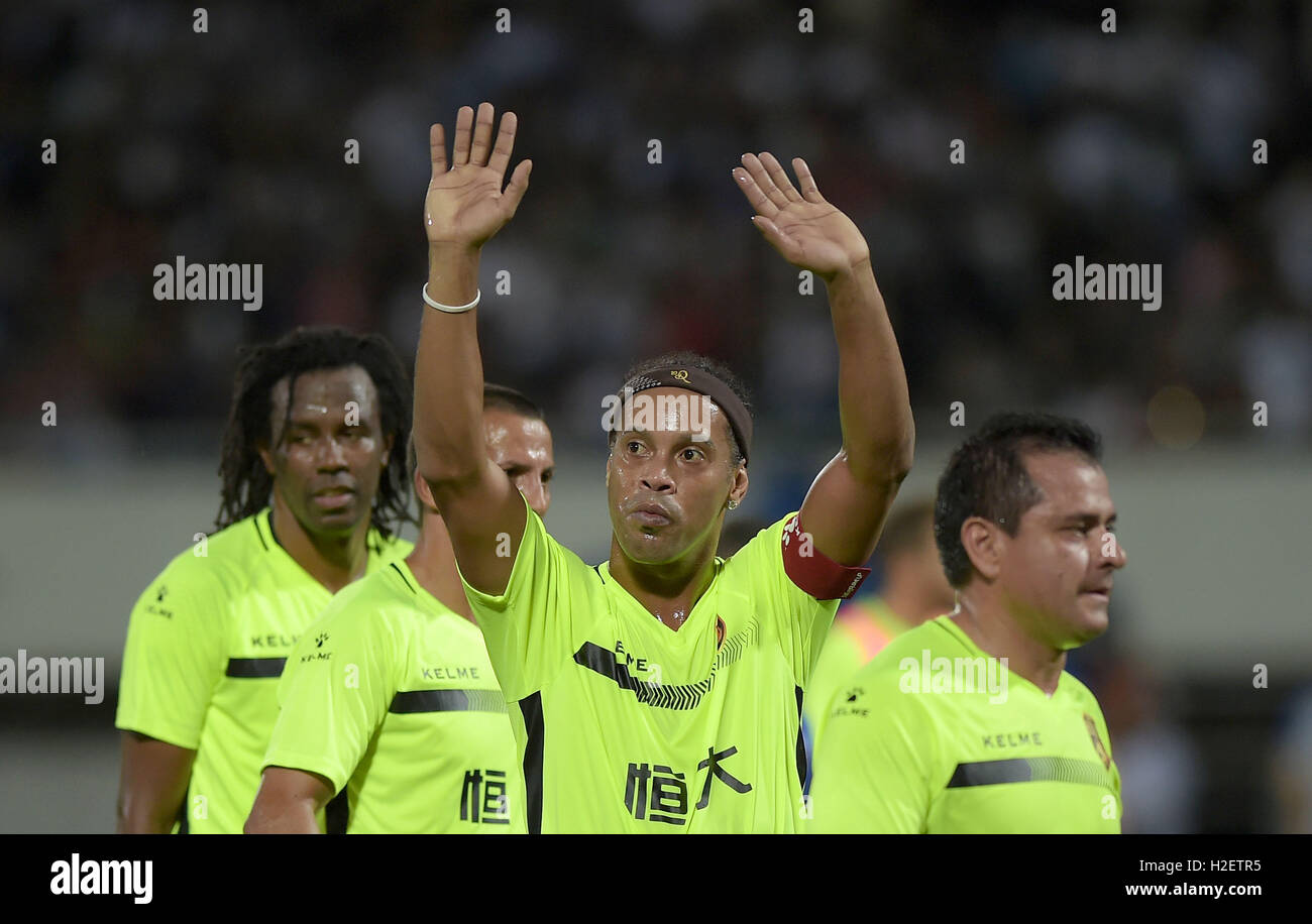 Chengdu, province chinoise du Sichuan. 27 Sep, 2016. Ronaldinho (avant) de l'Amérique du Sud accueille les spectateurs pendant les 'Evergrande Cup' All Star game entre l'Amérique du Sud et l'Europe dans le sud-ouest de Chengdu, capitale de la province chinoise du Sichuan, le 27 septembre 2016. L'Amérique du Sud a gagné le match 1-0. Credit : Xue Yubin/Xinhua/Alamy Live News Banque D'Images
