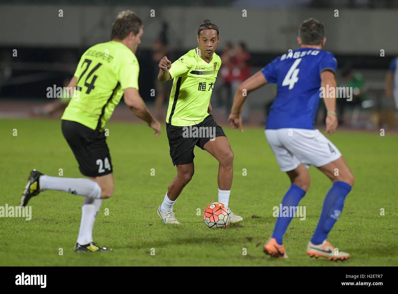 Chengdu, province chinoise du Sichuan. 27 Sep, 2016. Ronaldinho (C) de l'Amérique du Sud contrôle le ballon pendant les 'Evergrande Cup' All Star game entre l'Amérique du Sud et l'Europe dans le sud-ouest de Chengdu, capitale de la province chinoise du Sichuan, le 27 septembre 2016. L'Amérique du Sud a gagné le match 1-0. Credit : Xue Yubin/Xinhua/Alamy Live News Banque D'Images