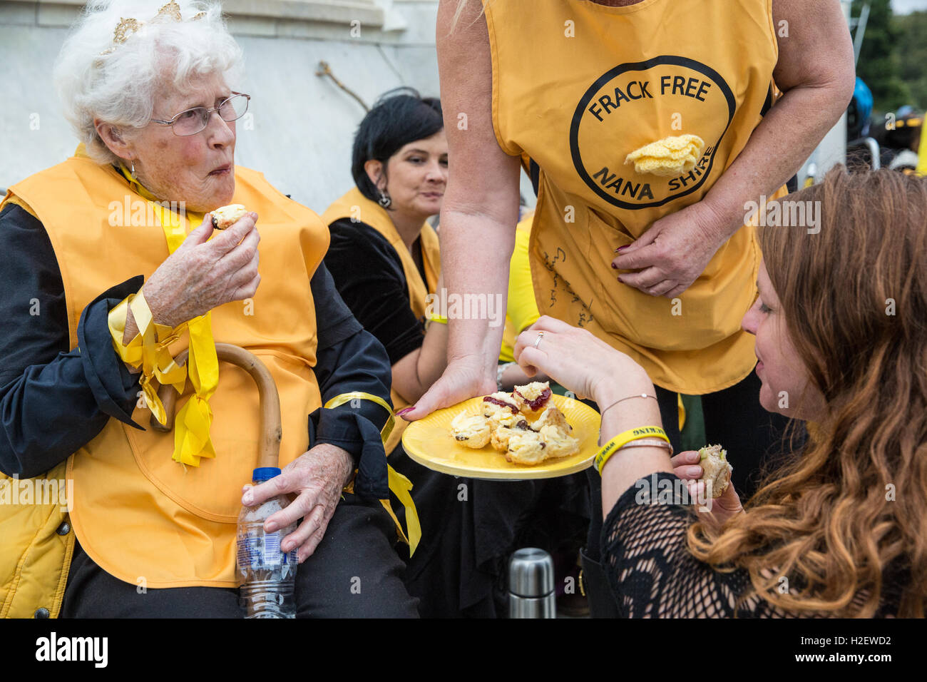 Londres, Royaume-Uni. 27 Sep, 2016. L'Anti-Fracking Nanas, un groupe de protestation anti-fracturation du Lancashire, tenir une partie de thé 'Nana' à l'extérieur de Buckingham Palace à mesure qu'ils libèrent une lettre ouverte à la Reine à l'avance de la décision du gouvernement sur le recours concernant la fracturation hydraulique dans le Lancashire. Credit : Mark Kerrison/Alamy Live News Banque D'Images