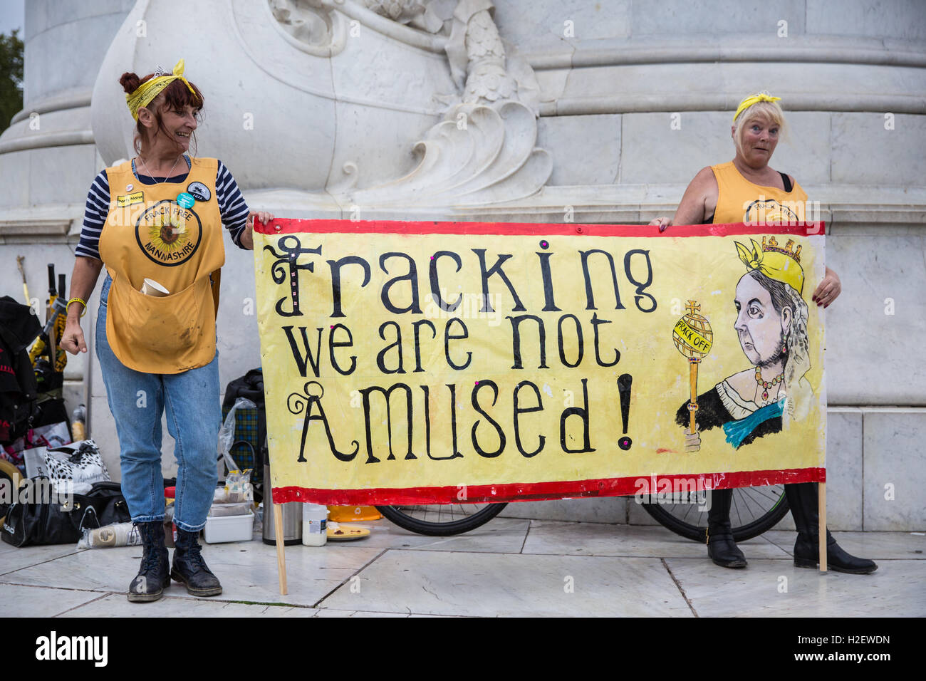 Londres, Royaume-Uni. 27 Sep, 2016. L'Anti-Fracking Nanas, un groupe de protestation anti-fracturation du Lancashire, tenir une partie de thé 'Nana' à l'extérieur de Buckingham Palace à mesure qu'ils libèrent une lettre ouverte à la Reine à l'avance de la décision du gouvernement sur le recours concernant la fracturation hydraulique dans le Lancashire. Credit : Mark Kerrison/Alamy Live News Banque D'Images