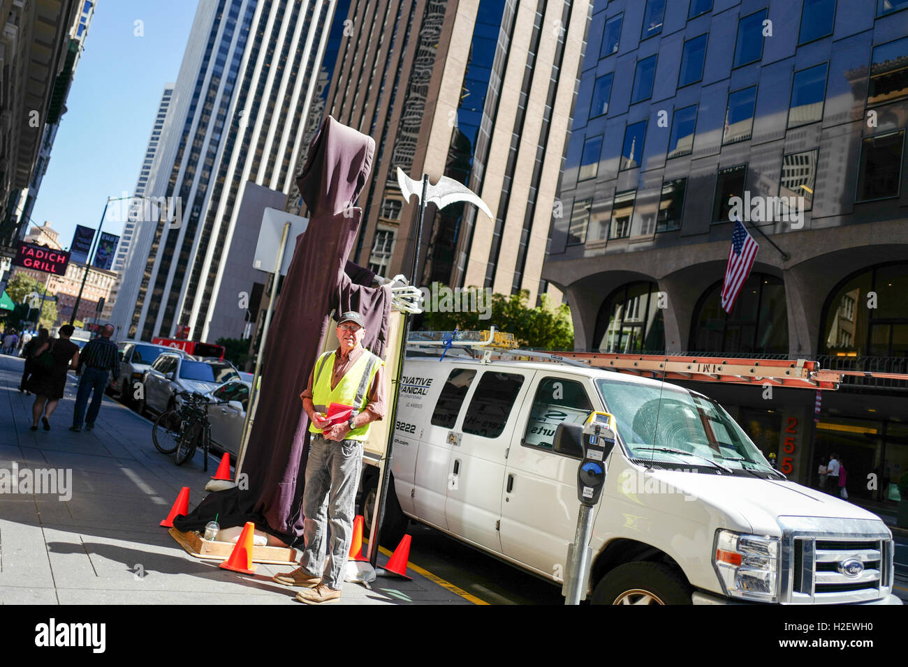 San Francisco, Californie, USA. 26 Septembre, 2016. Un membre de la section locale 713 des menuisiers porte un gilet réfléchissant et se tient avec une effigie de la faucheuse au cours d'un protester contre la Swift Real Estate Partners dans le quartier financier de San Francisco, en Californie. Gado Images/Alamy Live News Banque D'Images