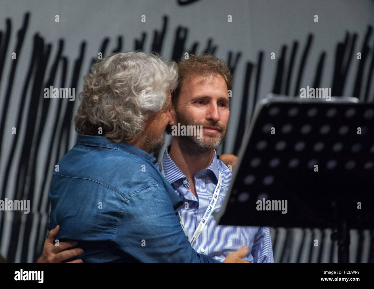 Beppe Grillo avec Davide Casaleggio lors d'un rassemblement public pour le M5S La réunion nationale sur le 24 septembre 2016 à Palerme, Italie. Banque D'Images