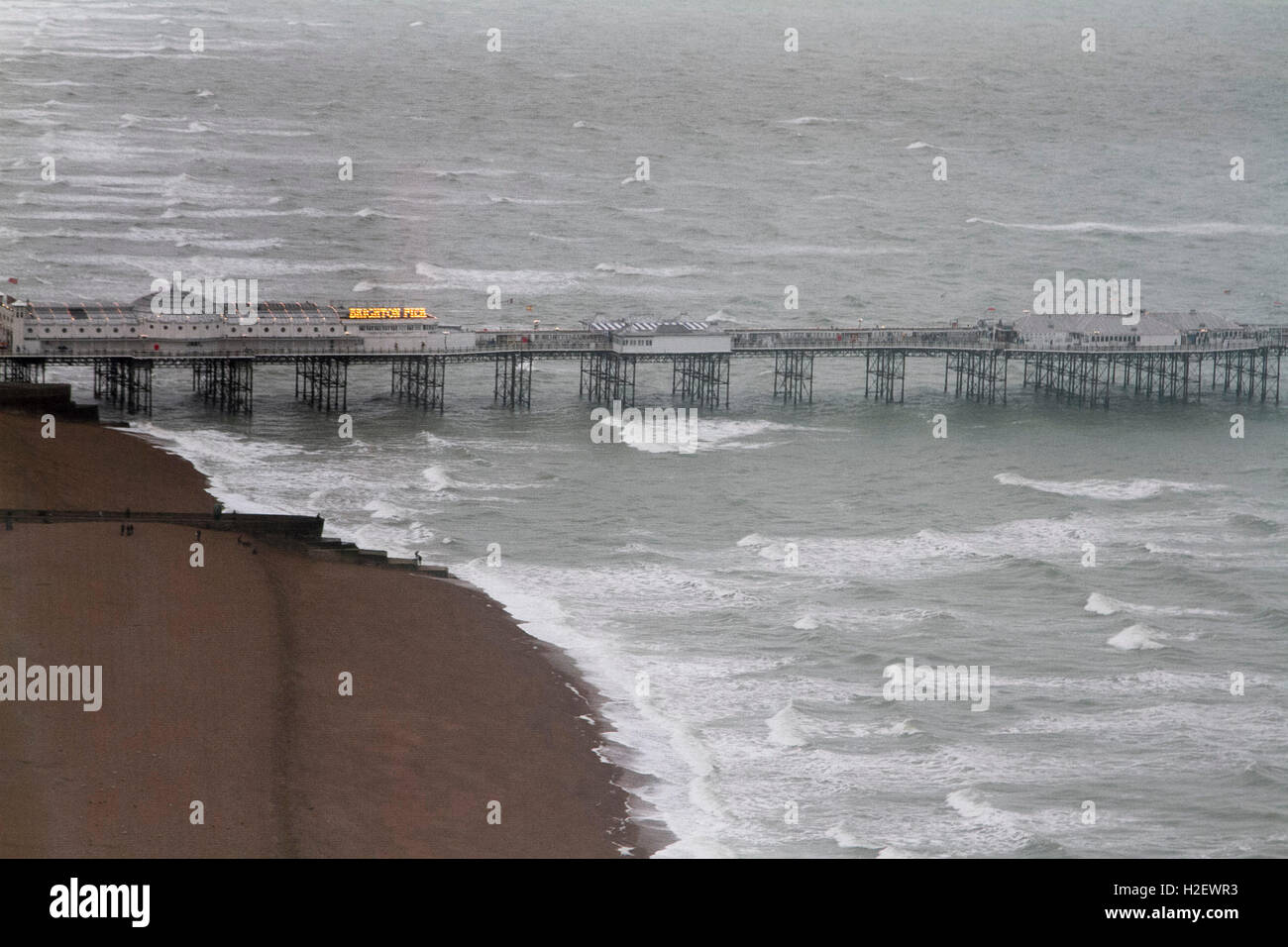 Brighton, UK. 27 septembre 2016. Brighton Pier vu de la tour d'observation i360 sur une journée venteuse : Crédit amer ghazzal/Alamy Live News Banque D'Images