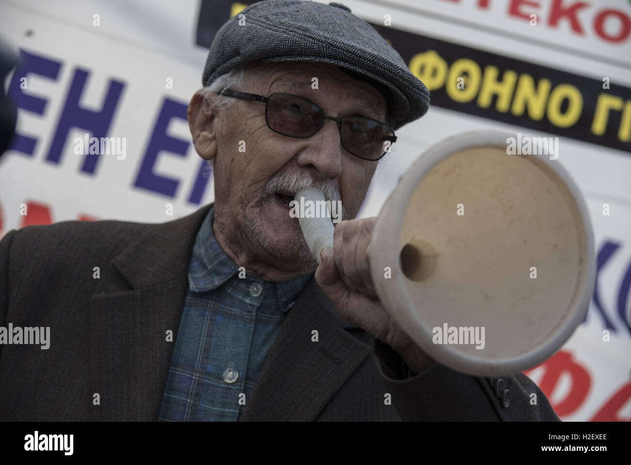 Athènes, Grèce. 27 Sep, 2016. Syndicalistes de l'approvisionnement en eau et d'assainissement d'Athènes, l'entreprise EYDAP, crier des slogans contre la privatisation de l'eau. Syndicalistes se sont rassemblés devant le Parlement pour protester contre la condition préalable par les créanciers de la Grèce, ont voté pour le projet de loi à l'intérieur du Parlement européen, selon laquelle de nombreuses personnes publiques y compris la société d'approvisionnement en eau seront privatisées. Credit : Nikolas Georgiou/ZUMA/Alamy Fil Live News Banque D'Images