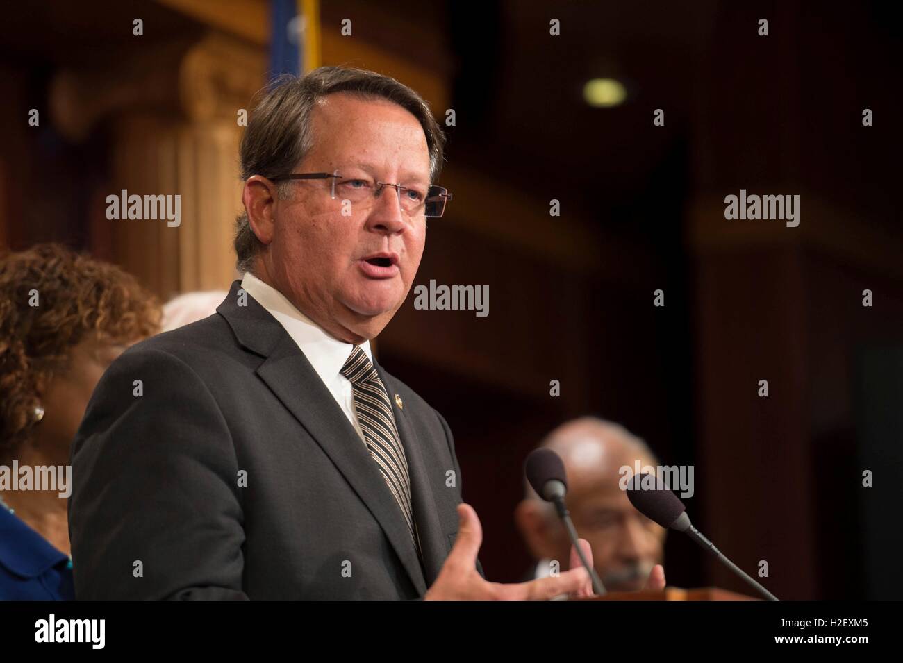 Washington DC, USA. 27 Septembre, 2016. Le sénateur américain Gary Peters du Michigan se joint à d'autres démocrates appelant les républicains d'inclure des aides pour l'eau de silex crise dans la résolution de financement du gouvernement au cours d'une conférence de presse sur la colline du Capitole, le 27 septembre 2016 à Washington, DC. Credit : Planetpix/Alamy Live News Banque D'Images