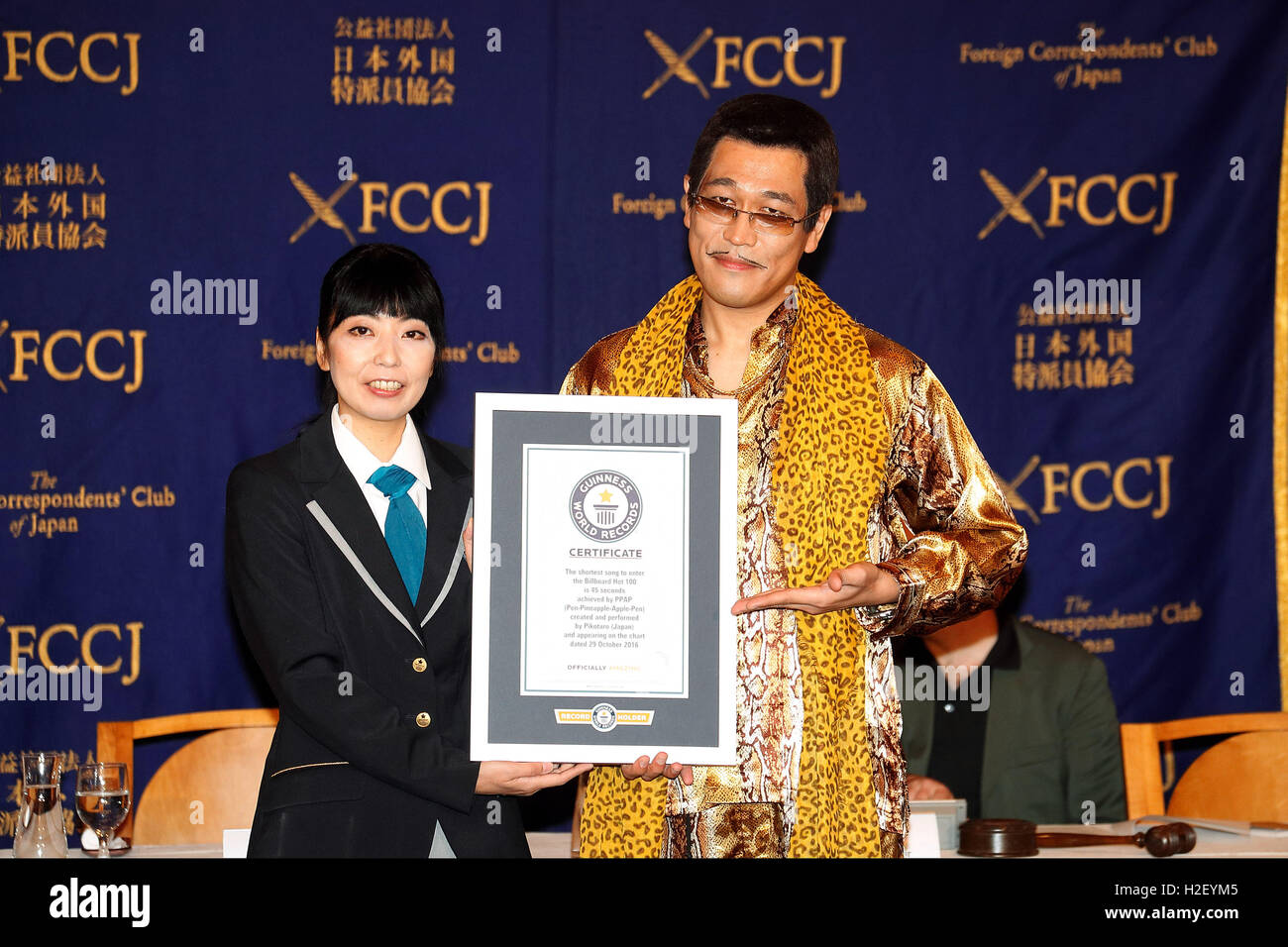 Tokyo, Japon. 28 Oct, 2016. Le comédien japonais (Pikotaro Taro Piko) reçoit un certificat de record du monde Guinness pour sa chanson Ananas Stylo Stylo Apple (PPAP) au cours d'une conférence de presse au Club des correspondants étrangers du Japon le 28 octobre 2016, Tokyo, Japon. Pikotaro (de son vrai nom Kazuhito Kosaka et aussi connu sous le nom de scène Kosaka Daimaou) a reçu un certificat du Guinness World Record pour sa chanson ''PPAP'' pour être la chanson la plus courte jamais à entrer dans le Billboard Hot 100. Avec plus de 130 millions de vues sur YouTube, la chanson a inspiré d'innombrables imitateurs télécharger leurs versions originales. Banque D'Images