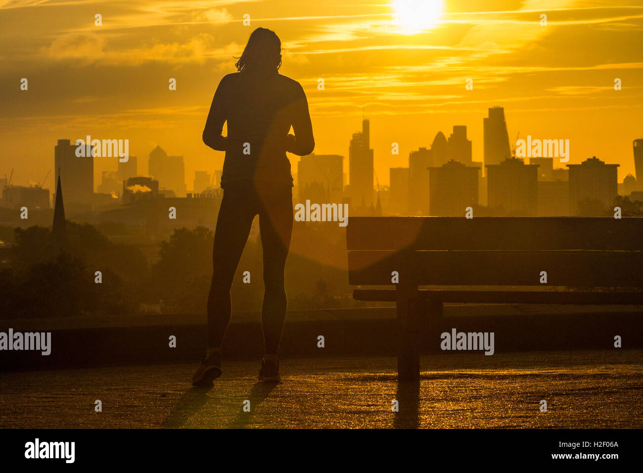 Primrose Hill, Londres, le 28 octobre 2016. Météo France : une femme prend une pause dans sa course sur Primrose Hill comme le soleil se lève sur l'horizon de Londres. Crédit : Paul Davey/Alamy Live News Banque D'Images