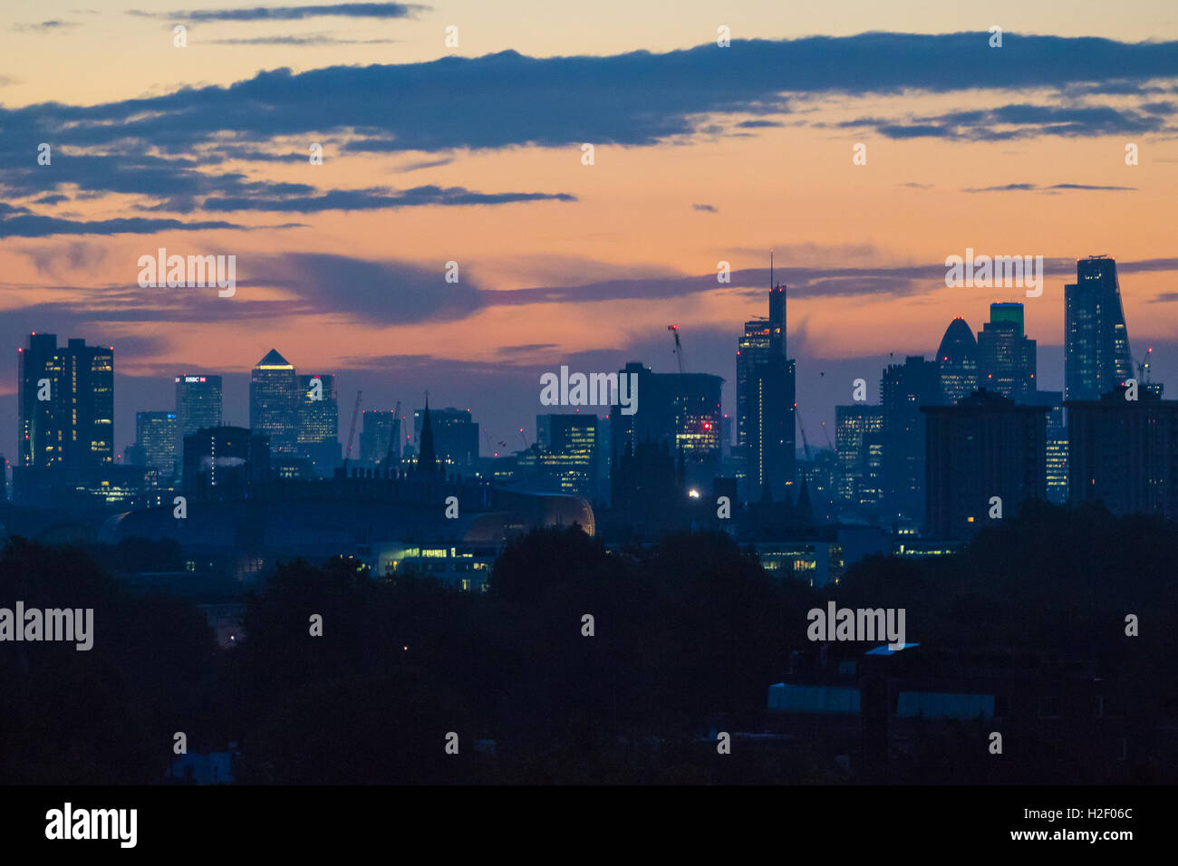 Primrose Hill, Londres, le 28 octobre 2016. Météo France : tôt le matin la lumière crée des teintes douces comme l'aube sur Londres. Crédit : Paul Davey/Alamy Live News Banque D'Images