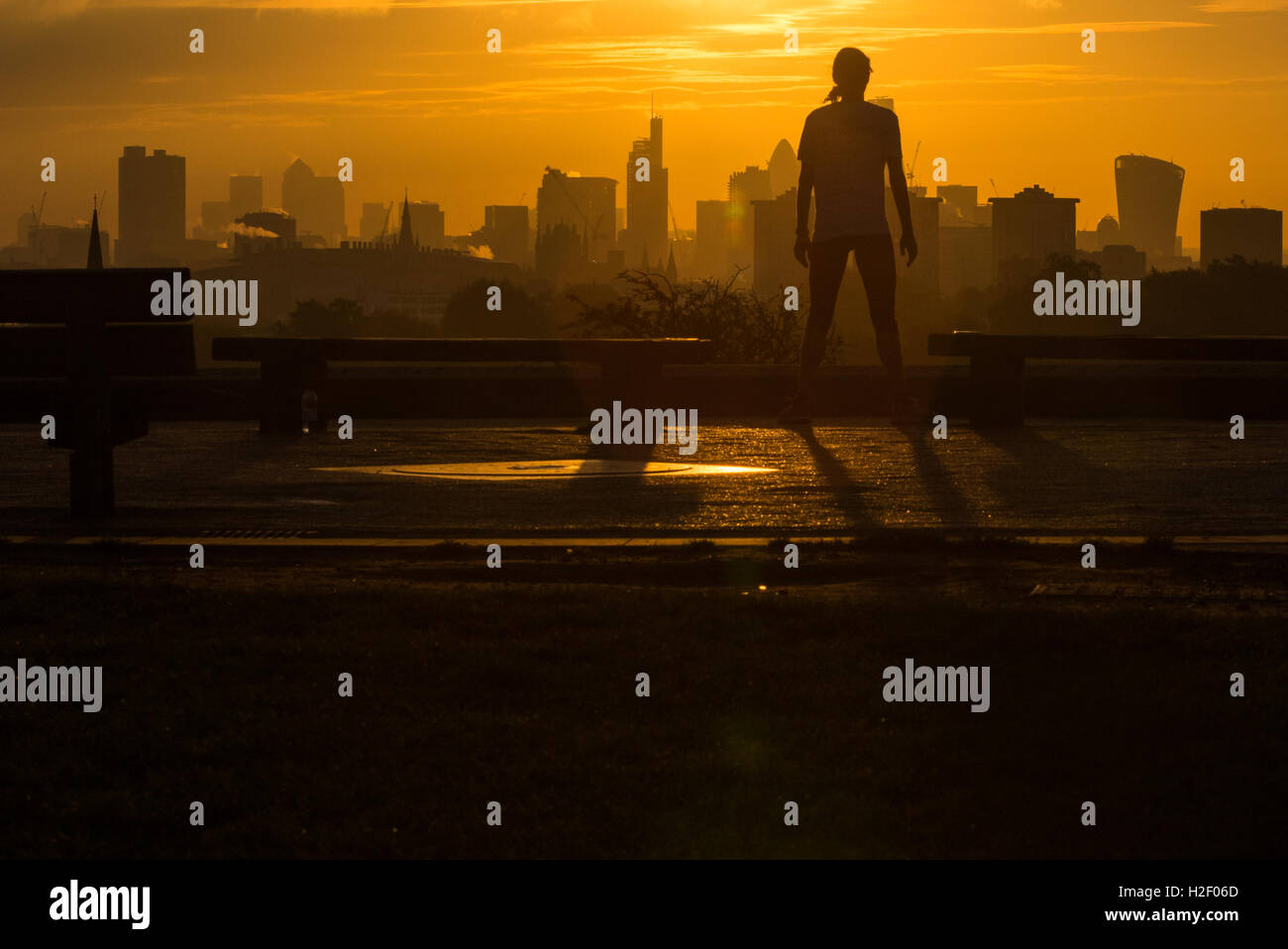 Primrose Hill, Londres, le 28 octobre 2016. Météo France : une femme admire le lever du soleil sur la ville comme un nouveau jour se lève sur Londres. Crédit : Paul Davey/Alamy Live News Banque D'Images