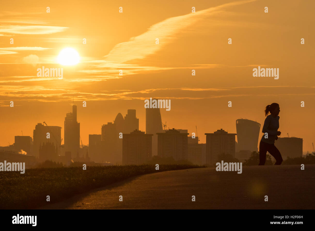 Primrose Hill, Londres, le 28 octobre 2016. Météo France : une femme se heurte à Primrose Hill comme le soleil se lève sur les gratte-ciel de Londres. Crédit : Paul Davey/Alamy Live News Banque D'Images