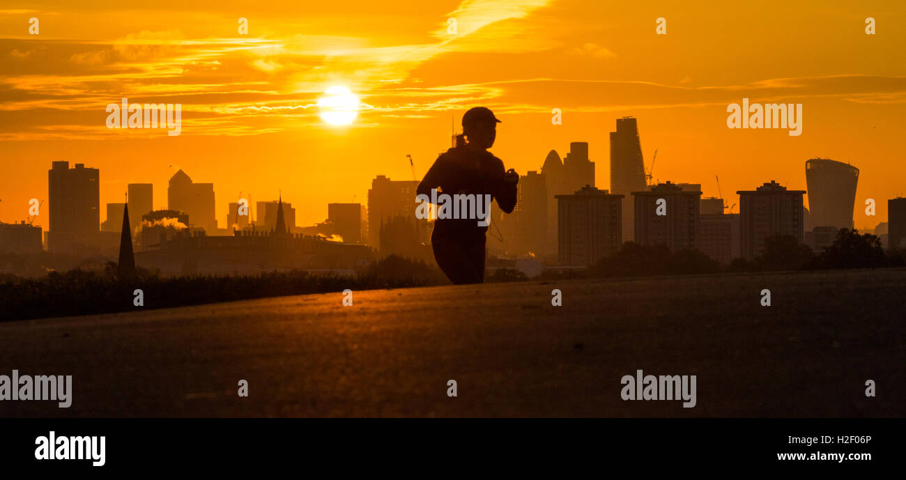 Primrose Hill, Londres, le 28 octobre 2016. Météo France : un matin tôt runner atteint le sommet de Primrose Hill comme le soleil se lève sur l'horizon de Londres. Crédit : Paul Davey/Alamy Live News Banque D'Images