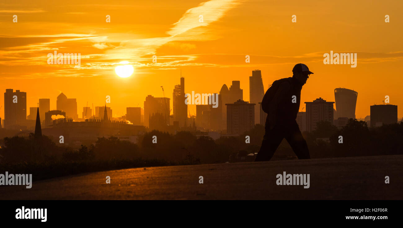 Primrose Hill, Londres, le 28 octobre 2016. Météo France : un matin tôt walker atteint le sommet de Primrose Hill comme le soleil se lève sur l'horizon de Londres. Crédit : Paul Davey/Alamy Live News Banque D'Images