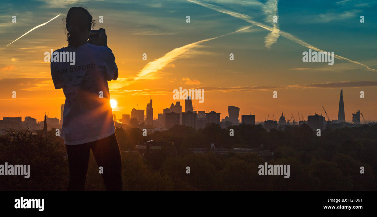 Primrose Hill, Londres, le 28 octobre 2016. Météo France : une femme photos les toits de la ville comme l'aube sur Londres. Crédit : Paul Davey/Alamy Live News Banque D'Images