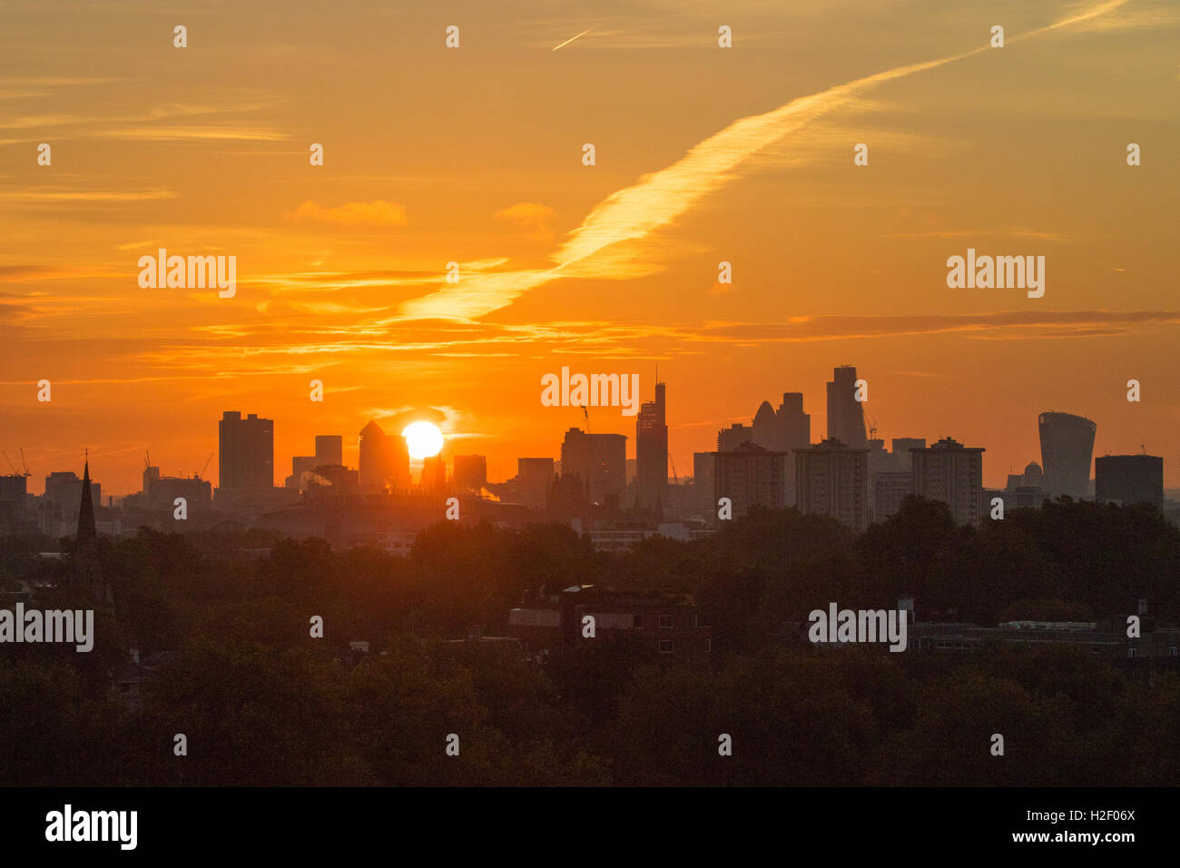Primrose Hill, Londres, le 28 octobre 2016. Météo France : Le soleil d'automne se profile derrière les gratte-ciel de Docklands et la ville comme l'aube sur Londres. Crédit : Paul Davey/Alamy Live News Banque D'Images