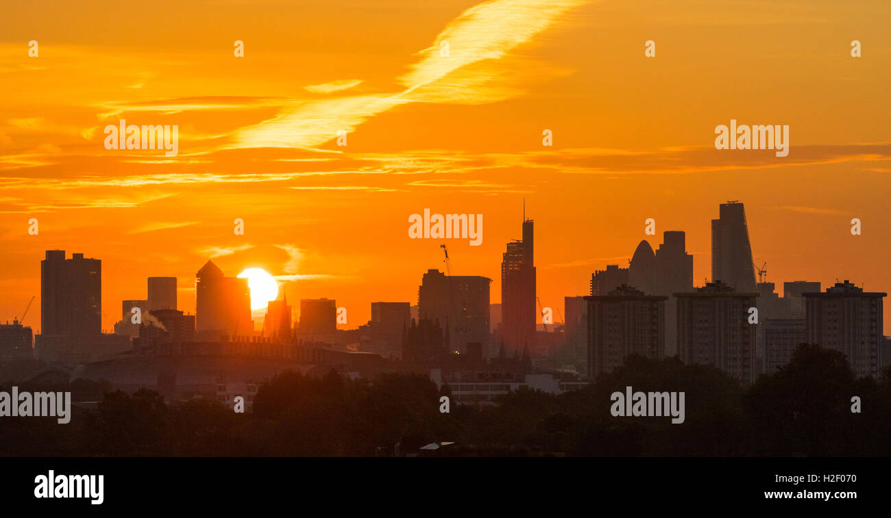 Primrose Hill, Londres, le 28 octobre 2016. Météo France : Le soleil d'automne se profile derrière les gratte-ciel de Docklands et la ville comme l'aube sur Londres. Crédit : Paul Davey/Alamy Live News Banque D'Images