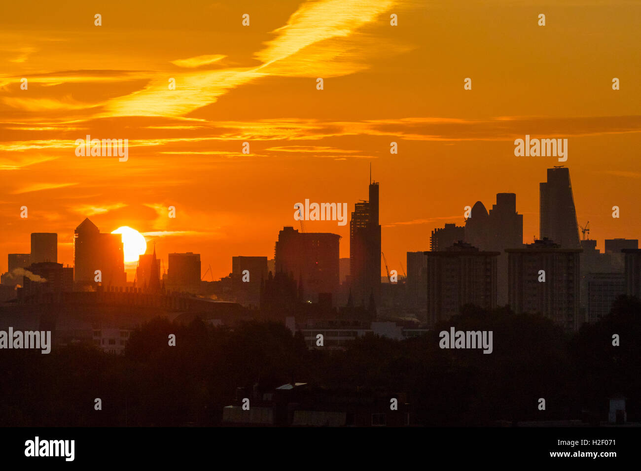 Primrose Hill, Londres, le 28 octobre 2016. Météo France : Le soleil d'automne se profile derrière les gratte-ciel de Docklands et la ville comme l'aube sur Londres. Crédit : Paul Davey/Alamy Live News Banque D'Images