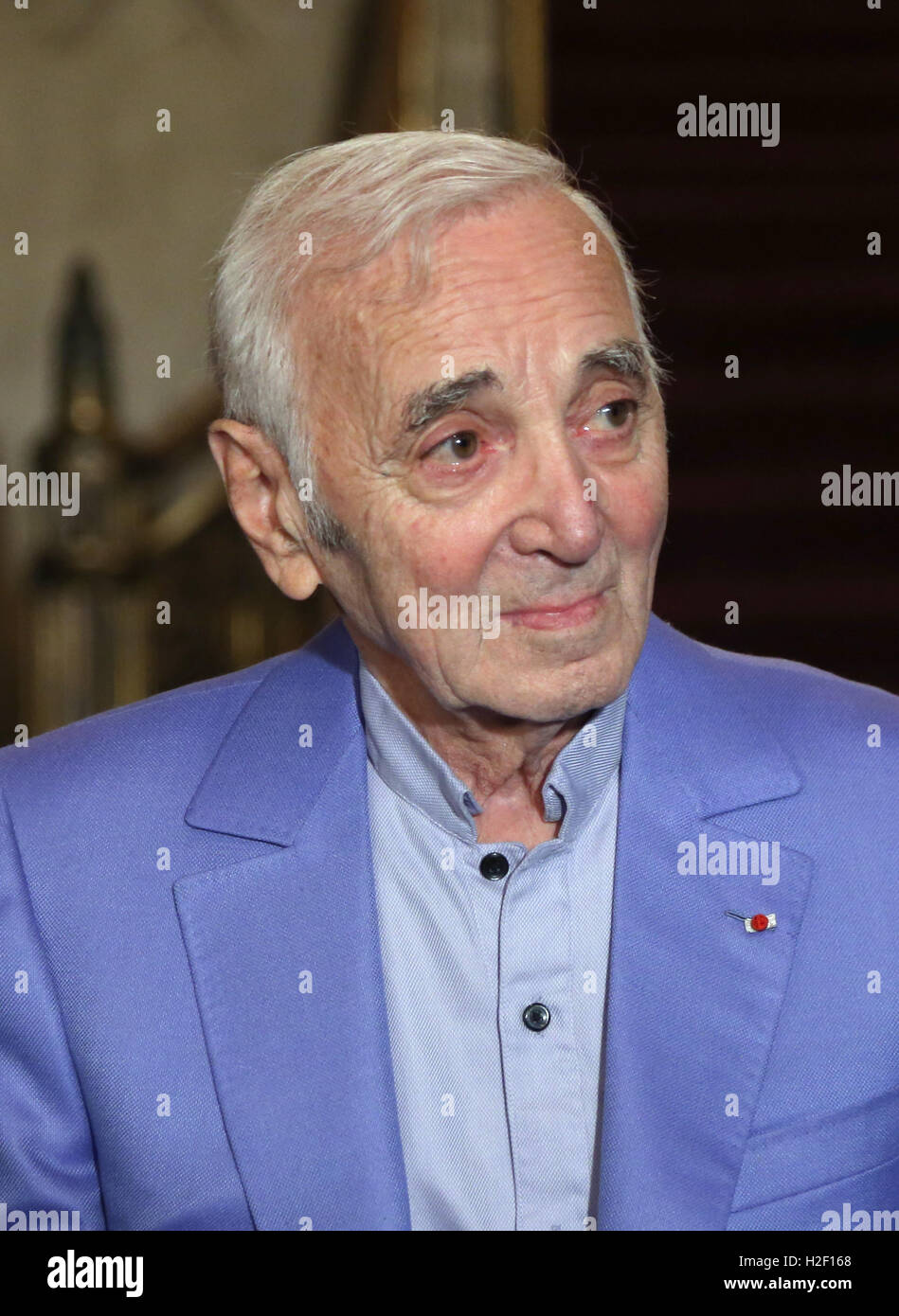 Hollywood, CA. 27 Oct, 2016. Charles Aznavour à la Charles Aznavour a décerné le titre de membre honoraire Walk of Fame Plaque par le sénateur Kevin De Leon au Pantages Theatre de Los Angeles, Californie le 27 octobre 2016. © Faye Sadou/media/Alamy Punch Live News Banque D'Images